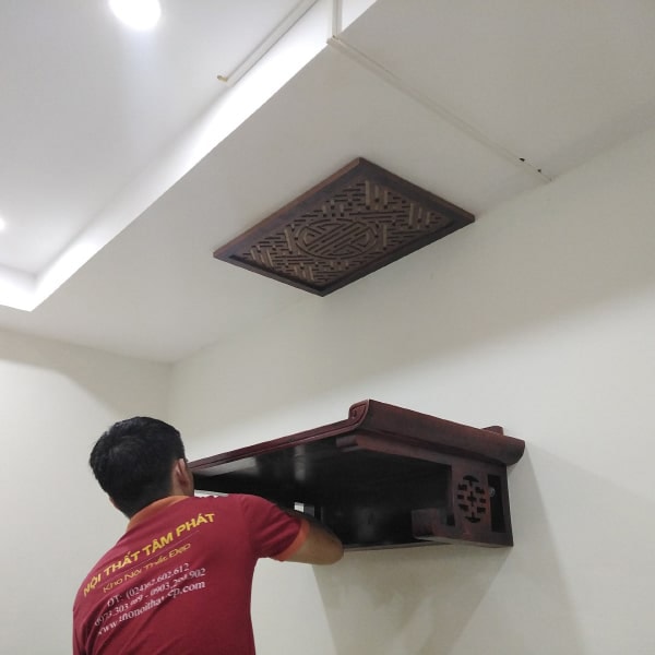 Nhân viên Tâm Phát lắp đặt bàn thờ treo tường chuyên nghiệp
