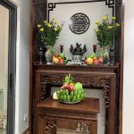 Bàn thờ to kết hợp với bàn cơm nhỏ rất tiện lợi