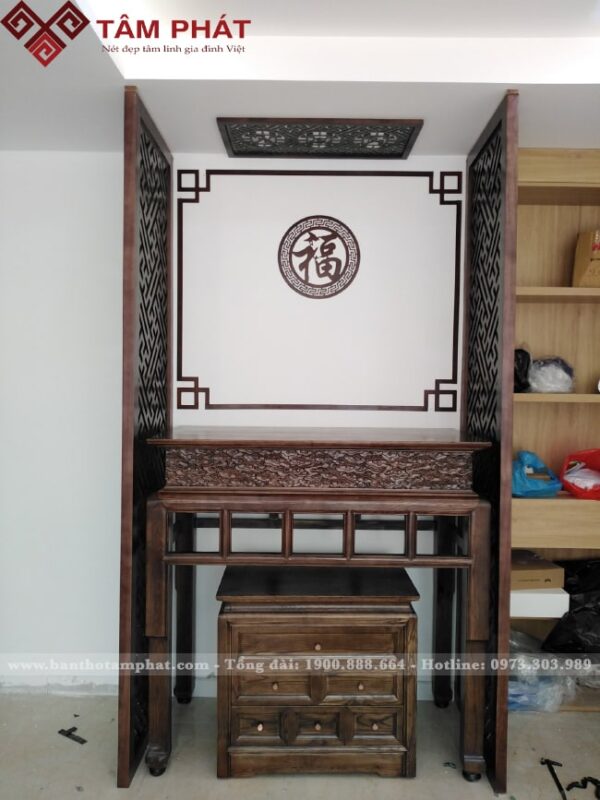 Bàn thờ và vách ngăn được hoàn thiện kỹ từ gỗ tới nước sơn