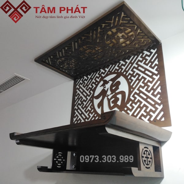 Bàn thờ treo màu óc chó nâu phù hợp với không gian nội thất hiện đại