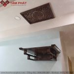 Bàn thờ màu nâu tạo sự ấm áp cho ngôi nhà