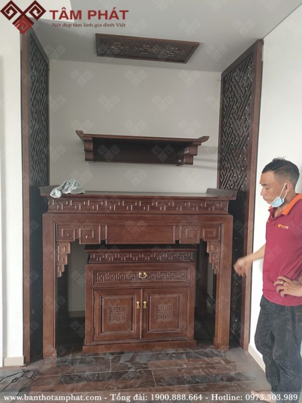 Bàn thờ Phật treo tường kết hợp với bàn thờ gia tiên tạo không gian thờ tự đẹp