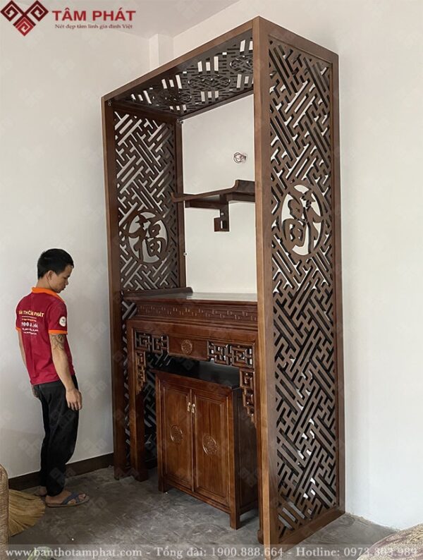 Bàn thờ được sơn màu óc chó nâu hiện đại