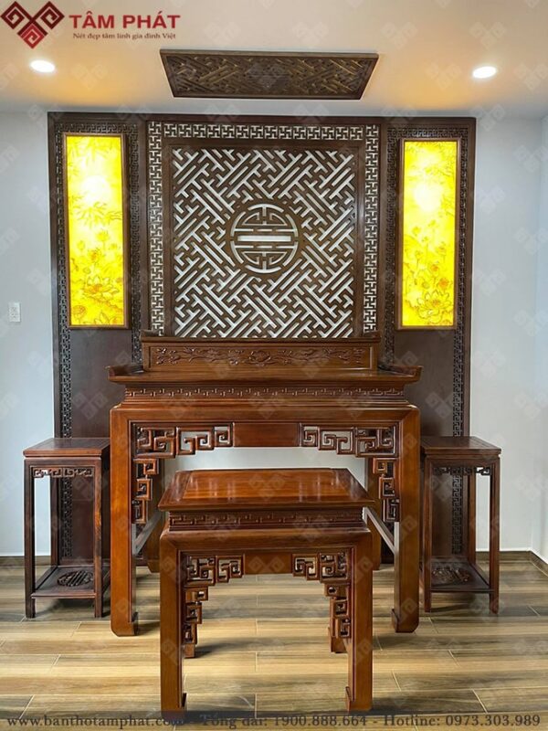 Mẫu ốp gỗ kết hợp với tranh trúc chỉ tạo nên không gian sang trọng