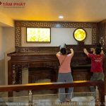 Phòng thờ kết hợp ốp trang trí và tranh trúc chỉ tạo nên sự ấm cúng, trang trọng