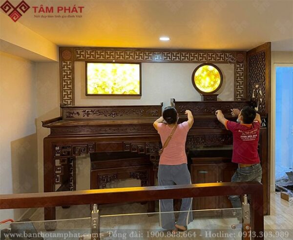 Phòng thờ kết hợp ốp trang trí và tranh trúc chỉ tạo nên sự ấm cúng, trang trọng