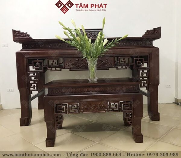 Bàn thờ được sơn với nhiều màu sắc khác nhau