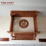 Bàn thờ treo và vách ngăn màu sáng sồi.