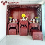 Phòng thờ gồm bàn thờ Phật và 2 bàn thờ nội ngoại