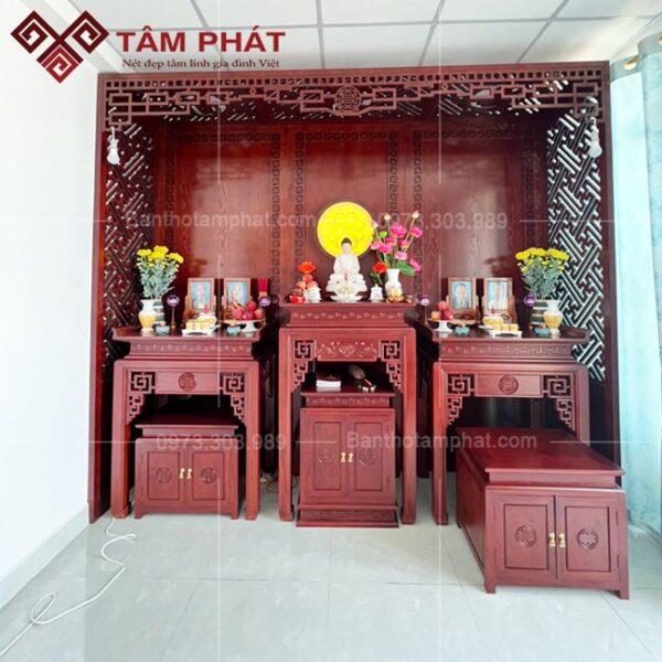 Phòng thờ gồm bàn thờ Phật và 2 bàn thờ nội ngoại