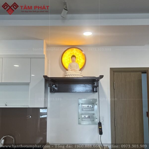 Tranh chữ Vạn được lắp cho bàn thờ Phật