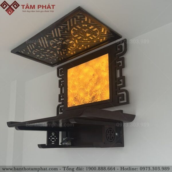 Trang thờ được chạm đục hoa ve tinh tế