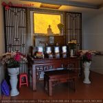 Phòng thờ được trang trí tranh trúc chỉ và ốp gỗ