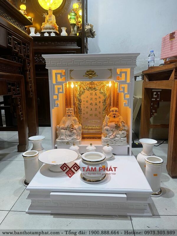 Bàn thờ Thần Tài Ông Địa được làm bằng gỗ Sồi