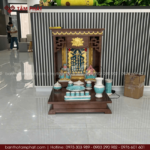 Bàn thờ Ông Địa chạm hình hoa sen