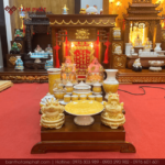 Bàn thờ Ông Địa kết hợp tượng và đồ thờ màu vàng