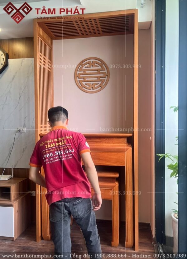 Bàn thờ đứng đơn giản, phù hợp với không gian phòng khách hiện đại.
