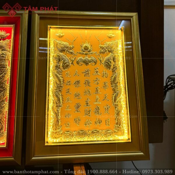 Bài vị có đèn led tỏa sáng trang trọng.