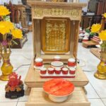 Bài vị BV-011 đặc trưng với nền màu vàng, chữ đắp nổi dát vàng đẹp.