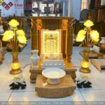 Phù hợp bài trí phía sau bàn thờ thần tài.