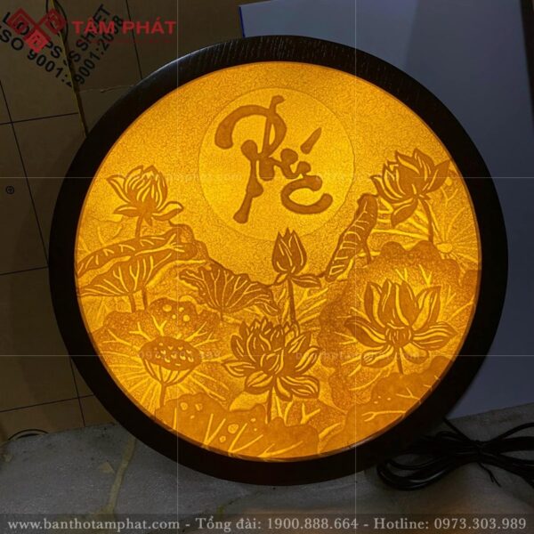 Thường kết hợp với các họa tiết hoa sen, trăng nước tạo nên bức tranh trang trí phòng thờ đẹp,