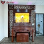 Phòng thờ thiết kế đơn giản, hiện đại với mẫu bàn thờ đứng nhị cấp.
