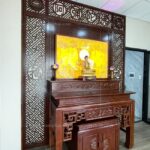 Ốp chữ A Di Đà Phật tiếng Hán được cắt CNC trang trí bên trên.