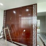 Phần ốp hậu sang trọng với họa tiết cắt CNC thủng 2 bên.