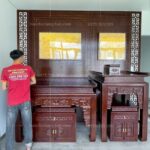 Phòng thờ BT-1574 nổi bật với bộ đôi bàn thờ triện sen kín hiện đại.