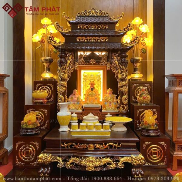 Các họa tiết chạm khắc sắc nét tinh tế, dát vàng nổi bật.