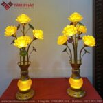 Đèn led điện tỏa ánh sáng vàng linh thiêng phù hợp cho không gian thờ tự.