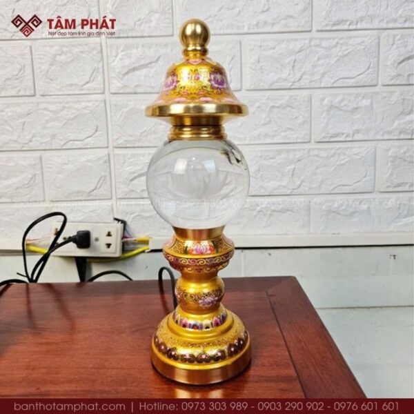 Thiết kế nắp ấm đẹp với màu vàng sang trọng.