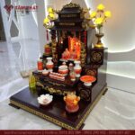 Sự kết hợp bài trí hài hòa giữa bàn thờ, bục đế và đôn tam cấp 2 bên.