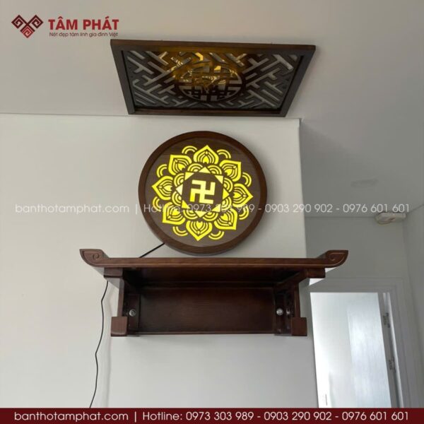 Bàn thờ treo tường kèm đèn gỗ chữ Vạn đẹp mẫu TT2206