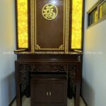 Mẫu bàn thờ đứng triện sen hiện đại đáp ứng nhu cầu thờ tự của gia chủ.