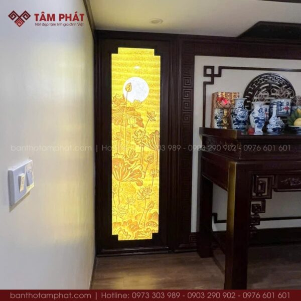 Mẫu tranh trúc chỉ dọc họa tiết sen trăng mang ý nghĩa phong thủy tốt.