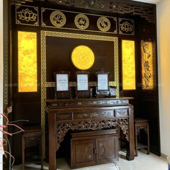 Nổi bật với combo tranh trúc chỉ phòng thờ tỏa ánh sáng vàng sang trọng.