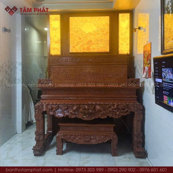 Không gian thờ bề thế, sang trọng hơn khi kết hợp với các kiểu dáng tranh trúc chỉ.
