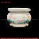 Chất liệu sứ trắng, hoa sen hồng lá xanh sang trọng.