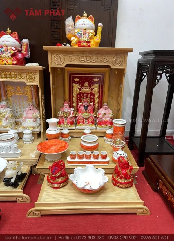 Chất liệu sứ trắng vân đá màu đỏ.