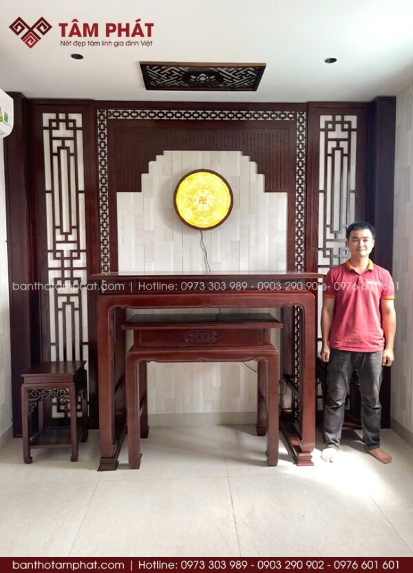 Bàn thờ gỗ tự nhiên đơn giản, không nhiều họa tiết hoa văn.