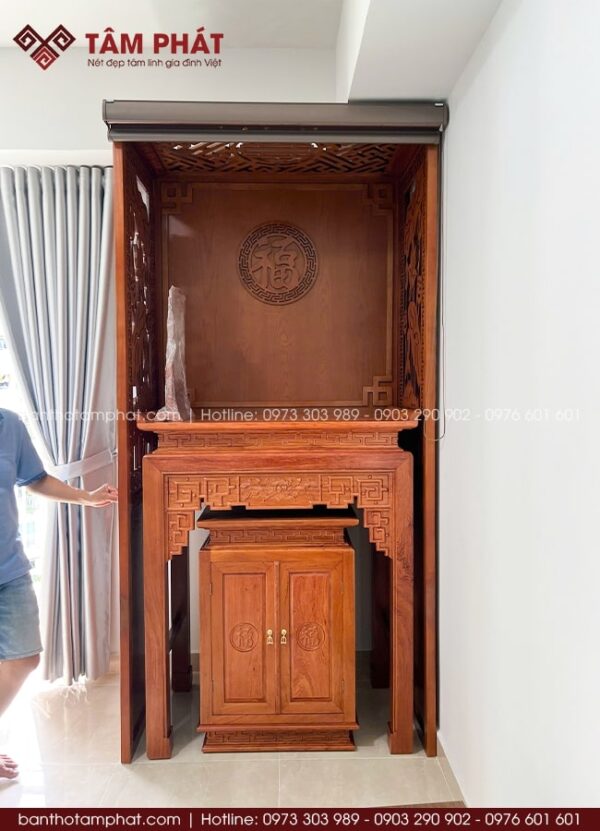 Phòng thờ chung cư kèm rèm che kín đáo mẫu BT-1638