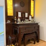 Ốp hậu MDF trang trí cặp tranh trúc chỉ hoa sen nổi bật.