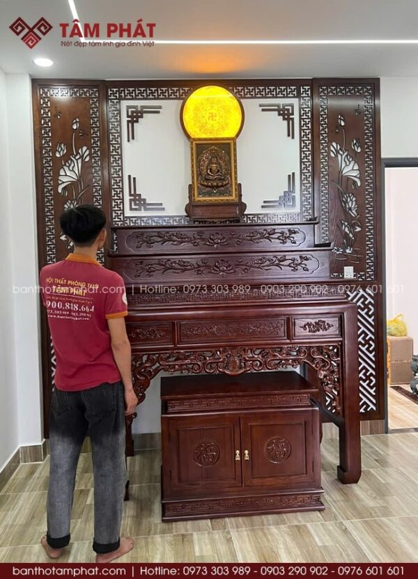 Tầng trên cùng thờ Phật, dưới thờ Gia Tiên, chuẩn yếu tố phong thủy, không phạm húy đến thần linh.