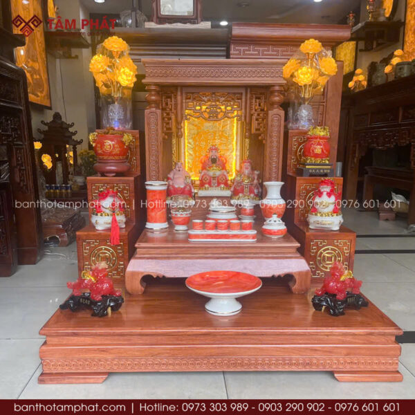 Bộ bàn thờ cùng mẫu được làm từ gỗ Hương Đá