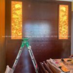 Ốp hậu kín trang trí cặp tranh trúc chỉ ánh vàng linh thiêng.
