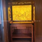 Bàn thờ triện sen gỗ hương sang trọng, có độ bền cao.