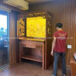 Hai bên có vách ngăn cách không gian tạo sự kín đáo, riêng tư cho không gian thờ tự.