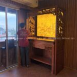 Nổi bật chính giữa là kiểu tranh trúc chỉ ánh vàng linh thiêng.