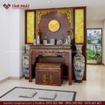 Thiết kế nổi bật với các họa tiết dát vàng sang trọng, trang nghiêm.